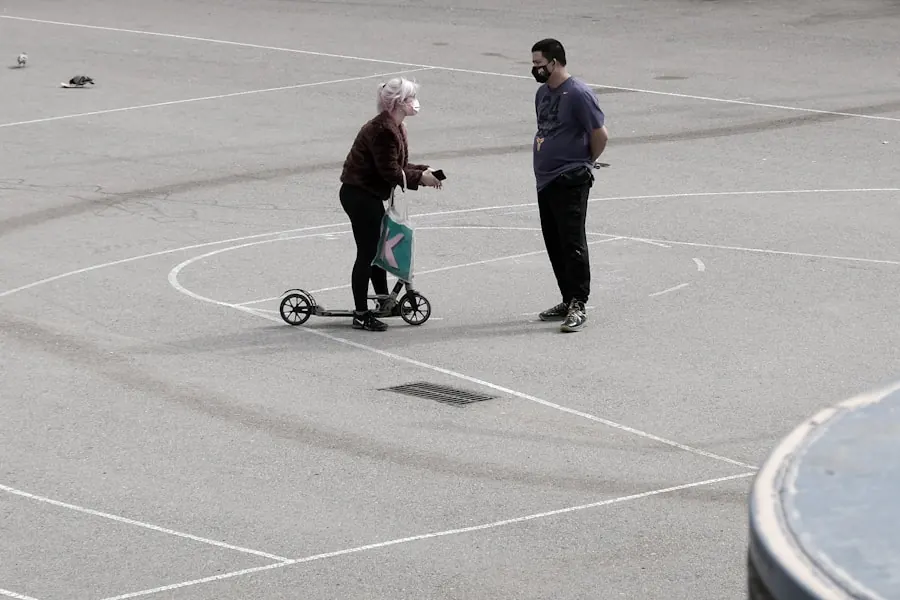 Dos personas adultas en una cancha al aire libre