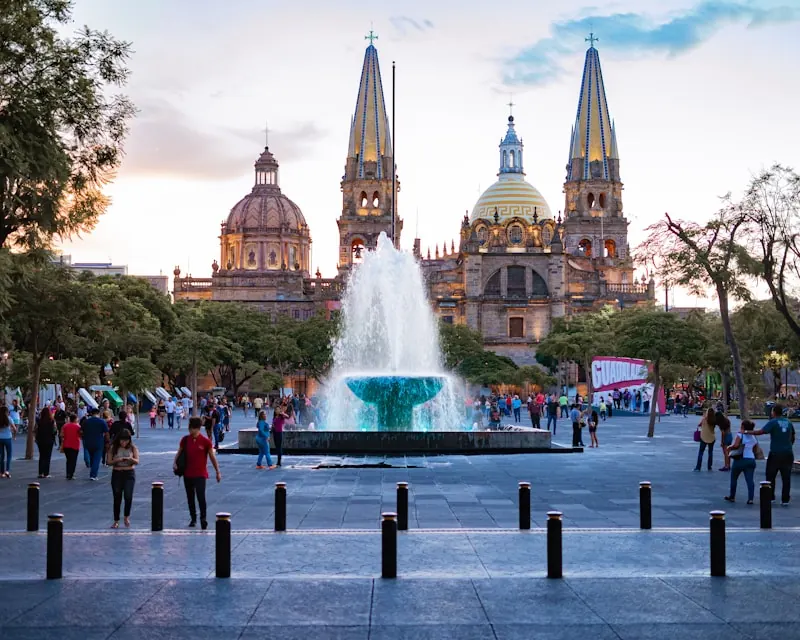 Plaza de Guadalajara con personas y una fuente