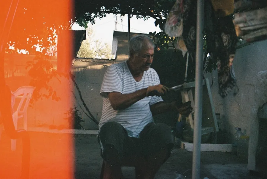 Hombre mayor realizando una tarea práctica al aire libre
