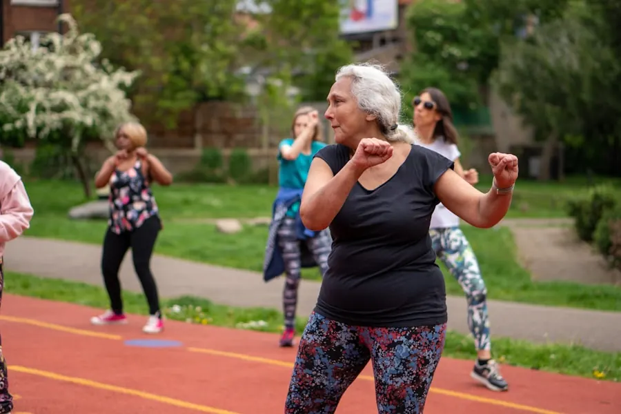 Grupo de adultos caminando y practicando actividad recreativa